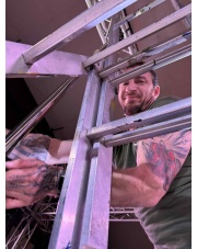 Specjalistyczne wsparcie techniczne przy rurach pole dance